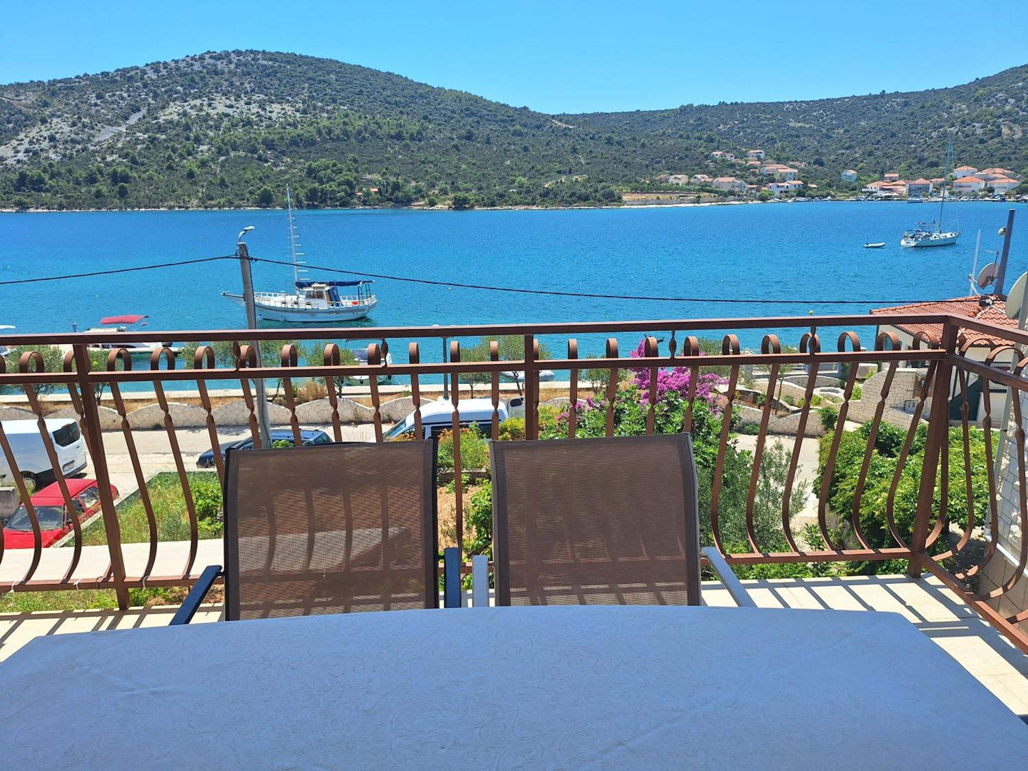 Apartments Mate Vinišće Екстериор снимка