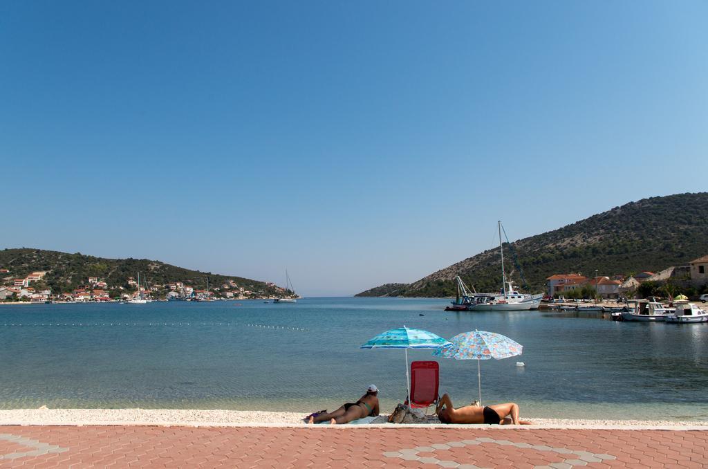 Apartments Mate Vinišće Екстериор снимка